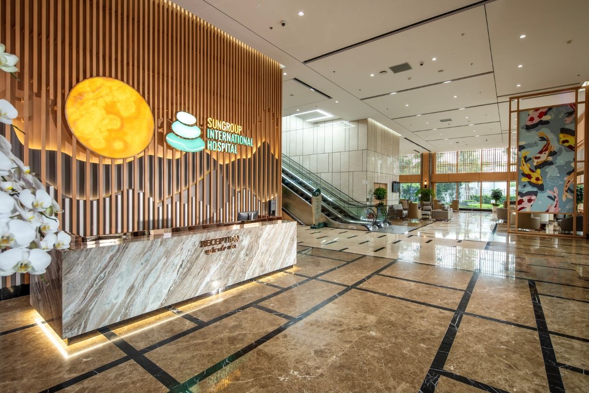 Bệnh viện Mặt Trời có quy mô 12 tầng nổi, 2 tầng hầm với cơ sở vật chất hiện đại, không gian tiện nghi được vận hành theo tiêu chuẩn khách sạn 5 sao.