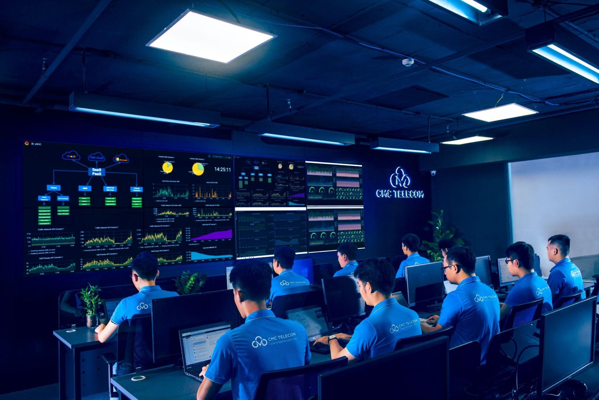 Đội ngũ chuyên gia về Bảo mật trực Hệ thống Trung tâm COC - Comprehensive Operation Center của CMC Đội ngũ chuyên gia về Bảo mật trực Hệ thống Trung tâm COC - Comprehensive Operation Center của CMC
