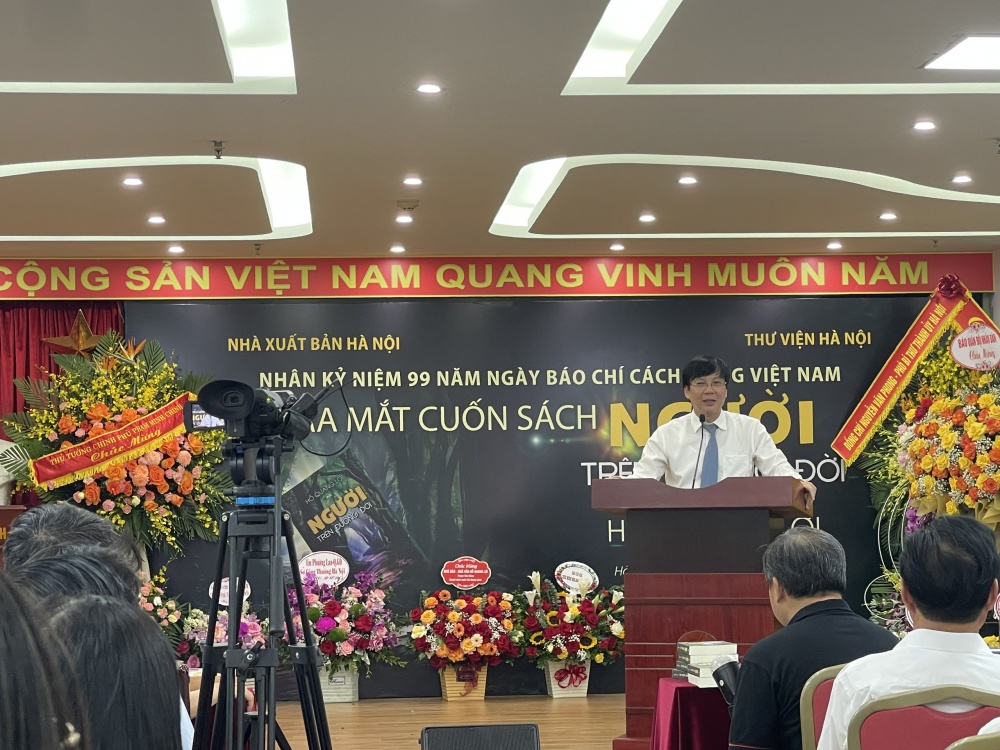 Nhà báo, nhà văn Hồ Quang Lợi và Lễ ra mắt sách “Người trên đường đời” Nhà báo, nhà văn Hồ Quang Lợi và Lễ ra mắt sách “Người trên đường đời”