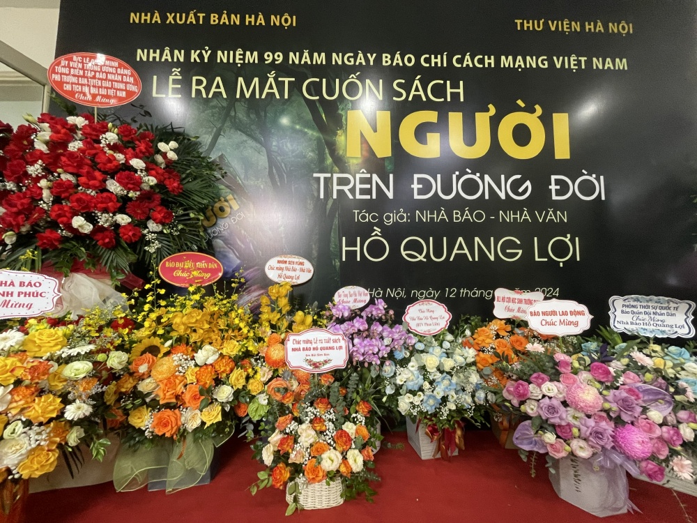 Nhà báo, nhà văn Hồ Quang Lợi và Lễ ra mắt sách “Người trên đường đời” Nhà báo, nhà văn Hồ Quang Lợi và Lễ ra mắt sách “Người trên đường đời”