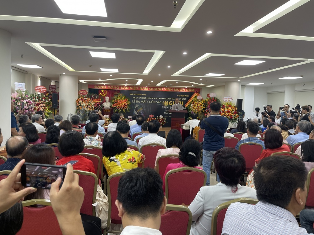 Nhà báo, nhà văn Hồ Quang Lợi và Lễ ra mắt sách “Người trên đường đời” Nhà báo, nhà văn Hồ Quang Lợi và Lễ ra mắt sách “Người trên đường đời”