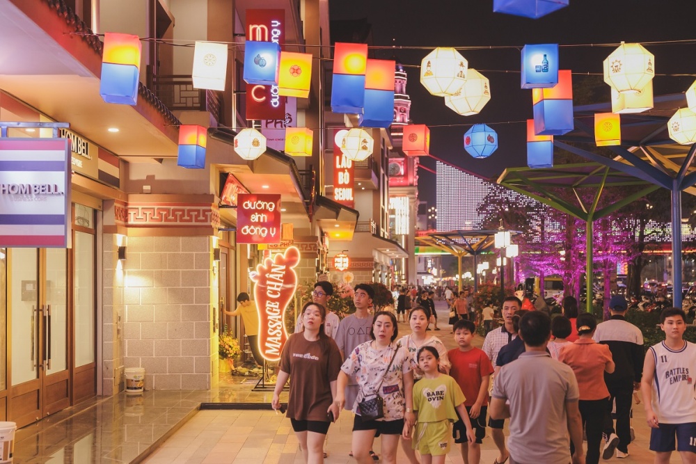 Vị trí đắc địa và nguồn khách dồi dào là điều kiện tiên quyết làm nên thành công của “ngôi sao” ngành bán lẻ Grand World Vị trí đắc địa và nguồn khách dồi dào là điều kiện tiên quyết làm nên thành công của “ngôi sao” ngành bán lẻ Grand World