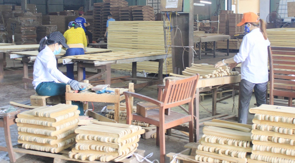 Doanh nghiệp sản xuất, chế biến gỗ vẫn còn gặp nhiều khó khăn. Doanh nghiệp sản xuất, chế biến gỗ vẫn còn gặp nhiều khó khăn.