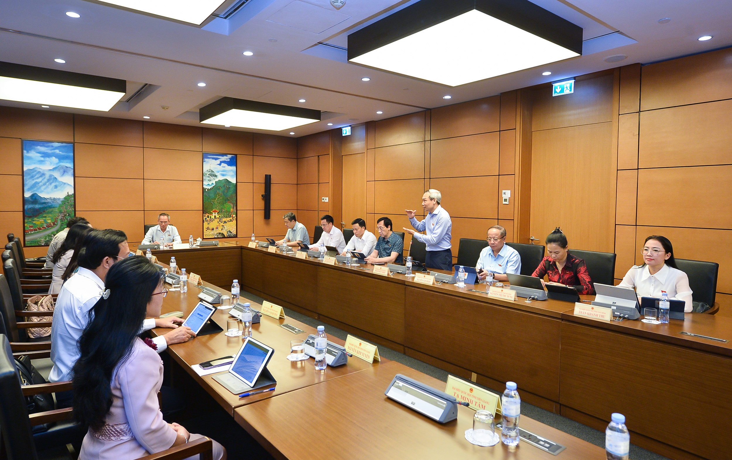 Các đại biểu Quốc hội thảo luận tại Tổ về Dự án Luật Thuế GTGT sửa đổi ngày 17/6 Các đại biểu Quốc hội thảo luận tại Tổ về Dự án Luật Thuế GTGT sửa đổi ngày 17/6