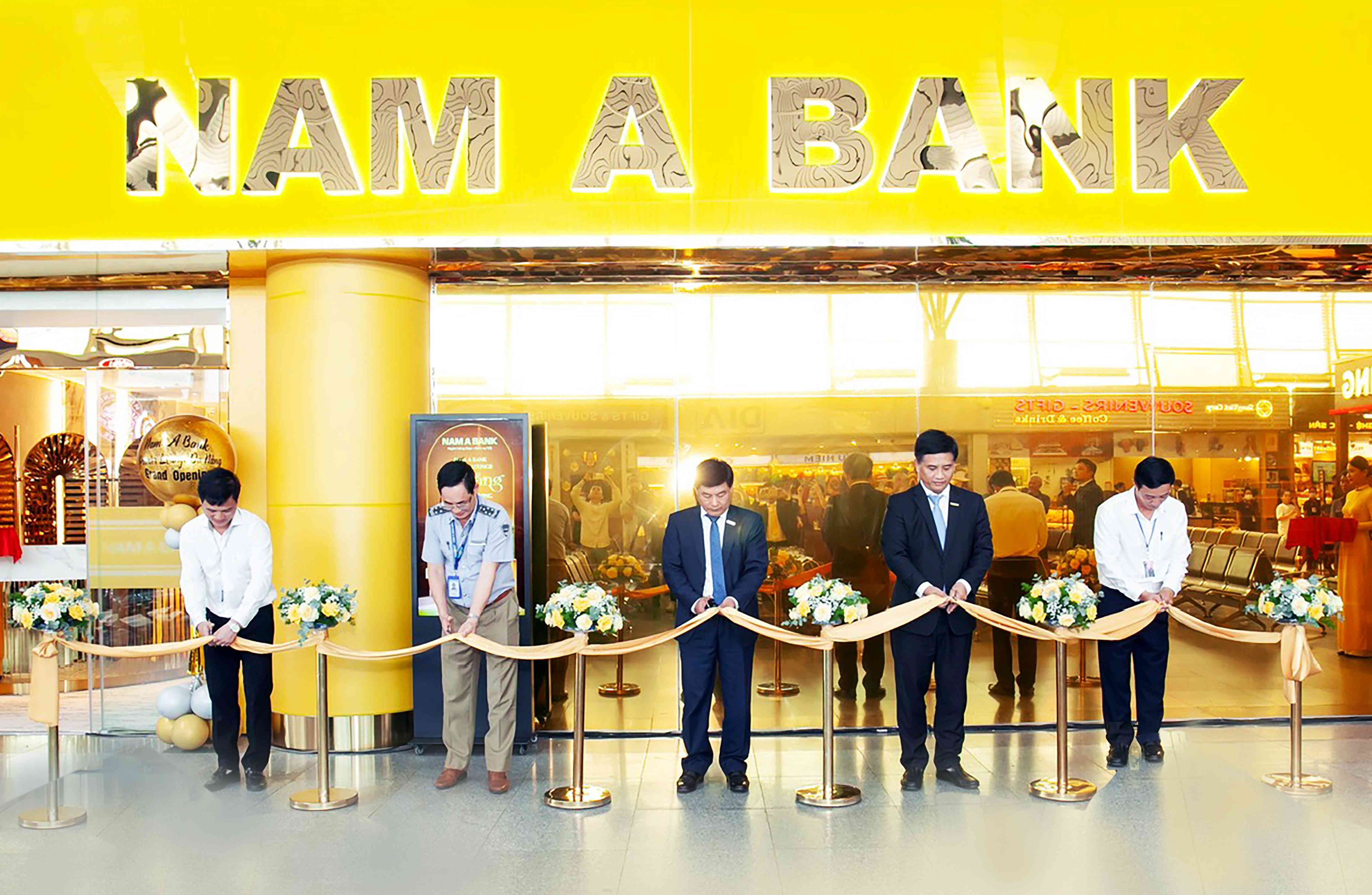 Đại diện Nam A Bank và khách mời cắt băng khai trương Nam A Bank Premier Lounge Đà Nẵng. Đại diện Nam A Bank và khách mời cắt băng khai trương Nam A Bank Premier Lounge Đà Nẵng.