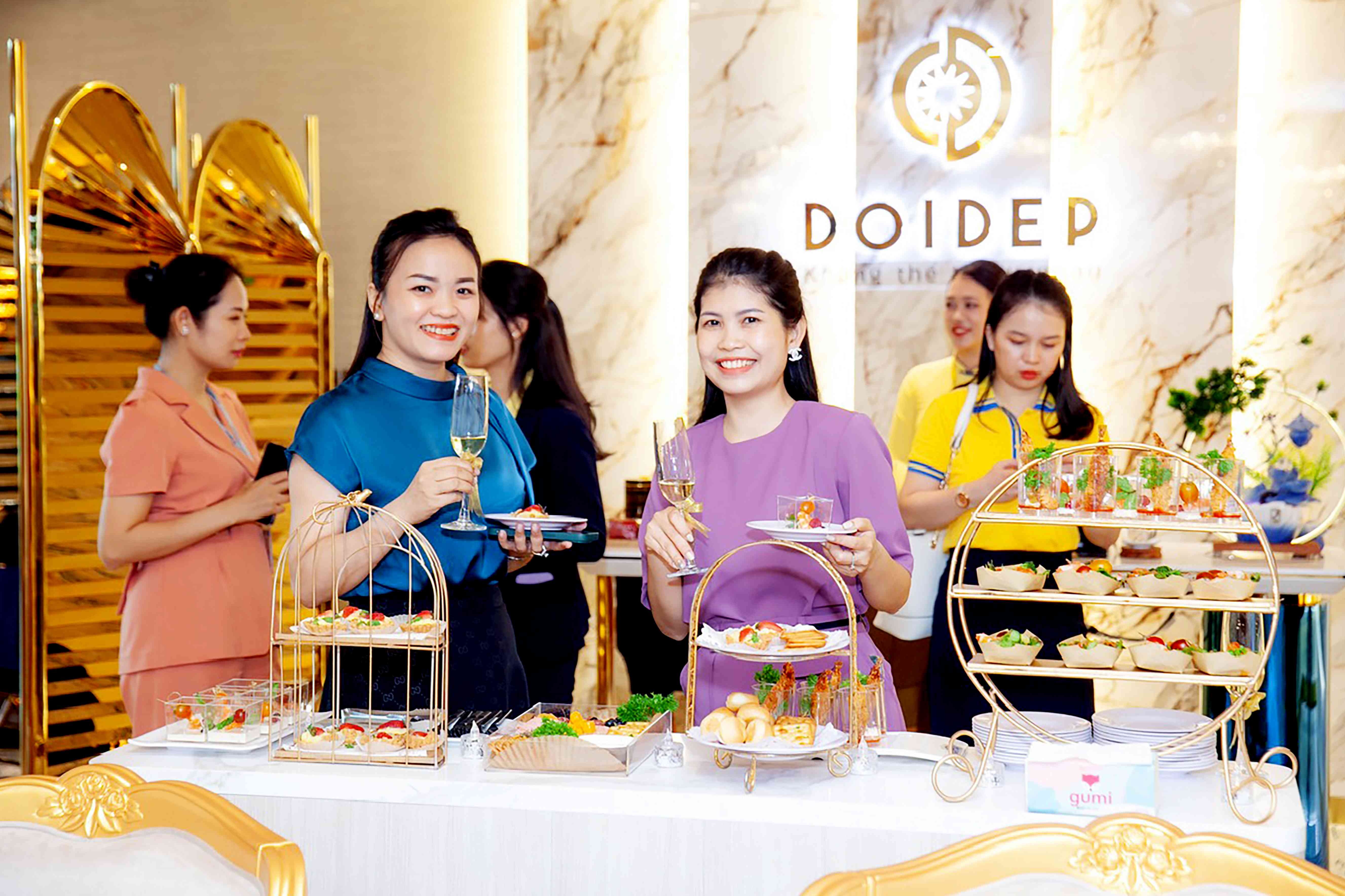 Khu vực ẩm thực với quầy buffet đa dạng, phục vụ hơn 30 món Á Âu. Khu vực ẩm thực với quầy buffet đa dạng, phục vụ hơn 30 món Á Âu.