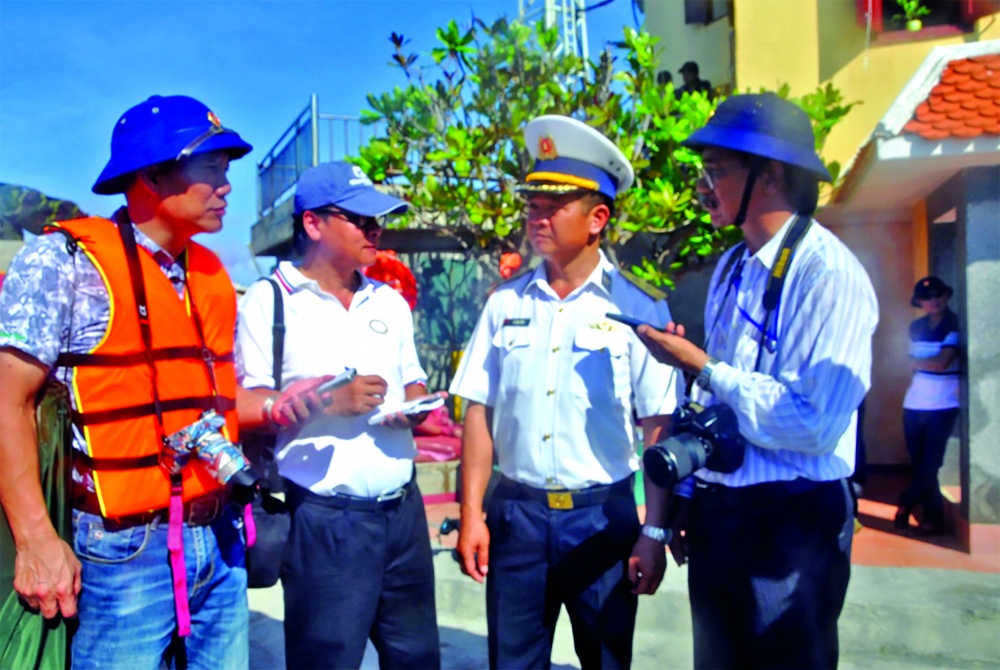 Tác giả (giữa) cùng các nhà báo đang phỏng vấn Trung tá Lê Ngọc Nam - Chính trị viên Đảo Đá Tây Tác giả (giữa) cùng các nhà báo đang phỏng vấn Trung tá Lê Ngọc Nam - Chính trị viên Đảo Đá Tây