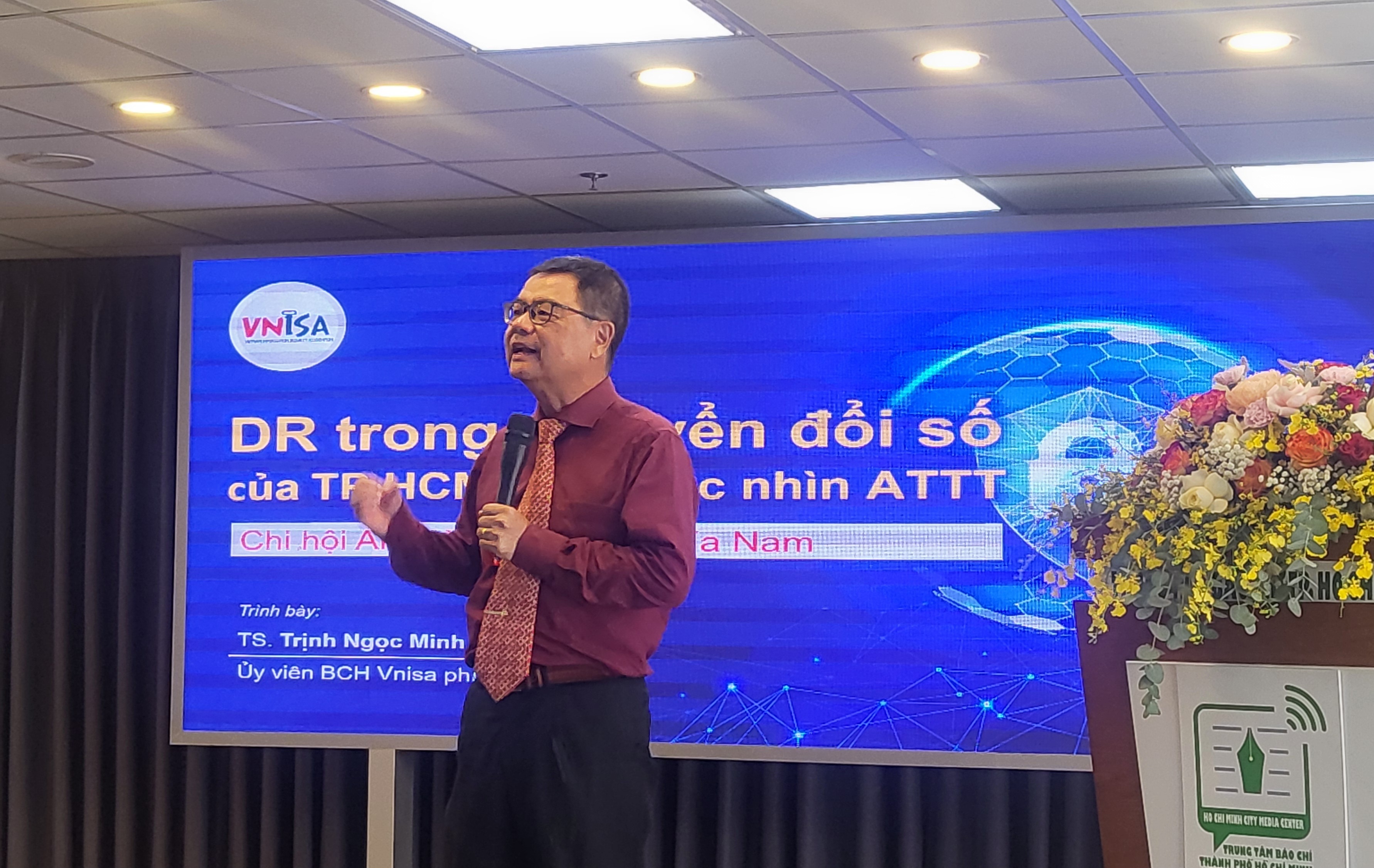 TS.Trịnh Ngọc Minh, Uỷ viên Ban chấp hành Vnisa phía Nam chia sẻ kinh nghiệm, về triển khai và quản lý Trung tâm dữ liệu dự phòng