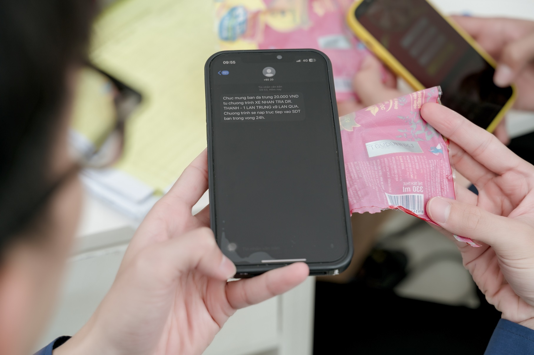 Không chỉ dễ dàng trúng hàng ngàn giải thẻ cào điện thoại mỗi ngày, người tiêu dùng còn có cơ hội 1 lần trúng 9 miếng vàng SJC 999.9 mỗi miếng 5 chỉ; 4 Giải Nhất mỗi giải trúng set 9 thiết bị gia dụng giúp thanh lọc không gian sống; 18 Giải Nhì mỗi giải trúng 9 triệu đồng tiền mặt khi thanh lọc cơ thể để bản thân tươi mát mỗi ngày với Trà Thanh Nhiệt Dr Thanh trong 2 tháng tới. Không chỉ dễ dàng trúng hàng ngàn giải thẻ cào điện thoại mỗi ngày, người tiêu dùng còn có cơ hội 1 lần trúng 9 miếng vàng SJC 999.9 mỗi miếng 5 chỉ; 4 Giải Nhất mỗi giải trúng set 9 thiết bị gia dụng giúp thanh lọc không gian sống; 18 Giải Nhì mỗi giải trúng 9 triệu đồng tiền mặt khi thanh lọc cơ thể để bản thân tươi mát mỗi ngày với Trà Thanh Nhiệt Dr Thanh trong 2 tháng tới.