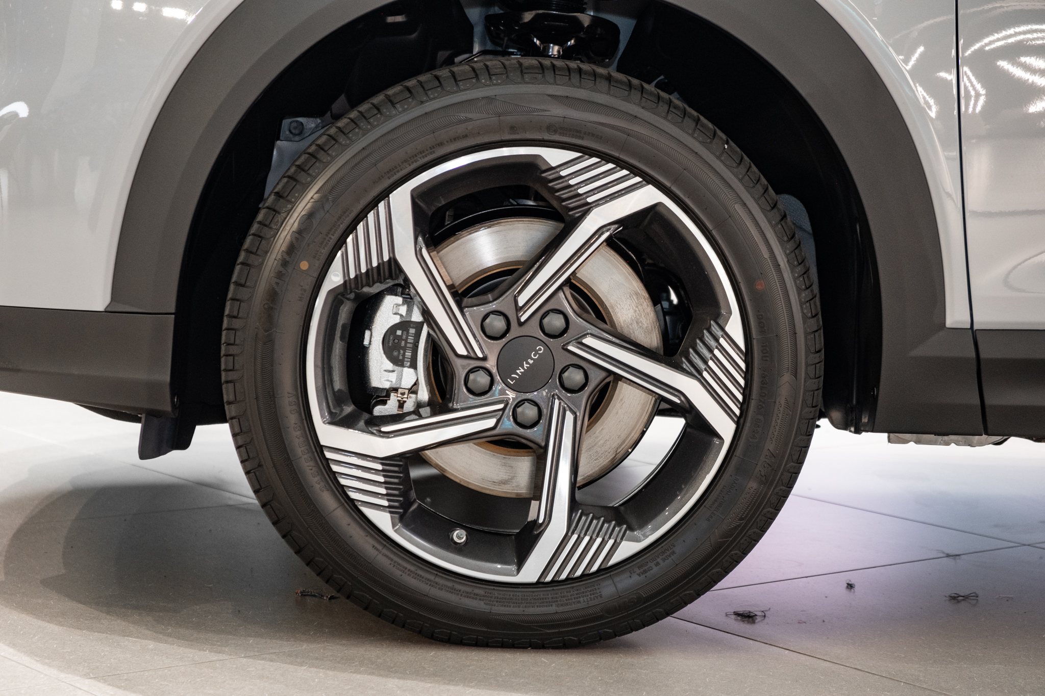 Lynk &amp; Co 06 ra mắt Việt Nam: Giá 729 triệu đồng, động cơ 1.5L tăng áp, hệ thống treo sau đa điểm- Ảnh 6.