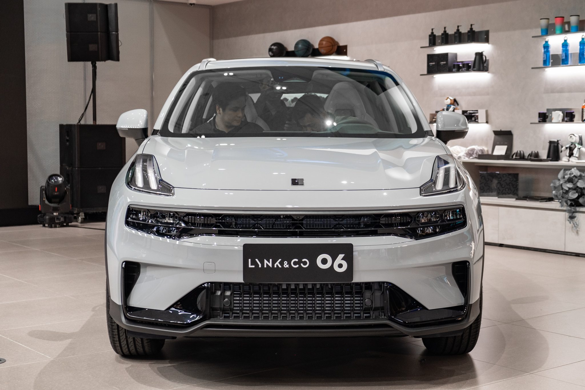 Lynk &amp; Co 06 ra mắt Việt Nam: Giá 729 triệu đồng, động cơ 1.5L tăng áp, hệ thống treo sau đa điểm- Ảnh 2.