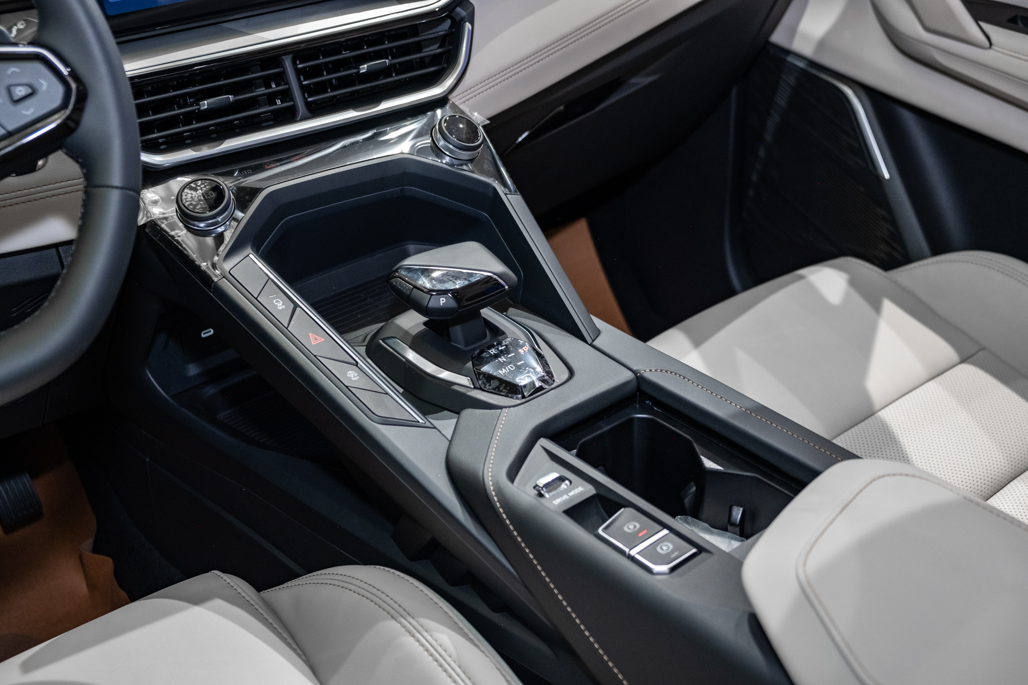 Lynk &amp; Co 06 ra mắt Việt Nam: Giá 729 triệu đồng, động cơ 1.5L tăng áp, hệ thống treo sau đa điểm- Ảnh 17.