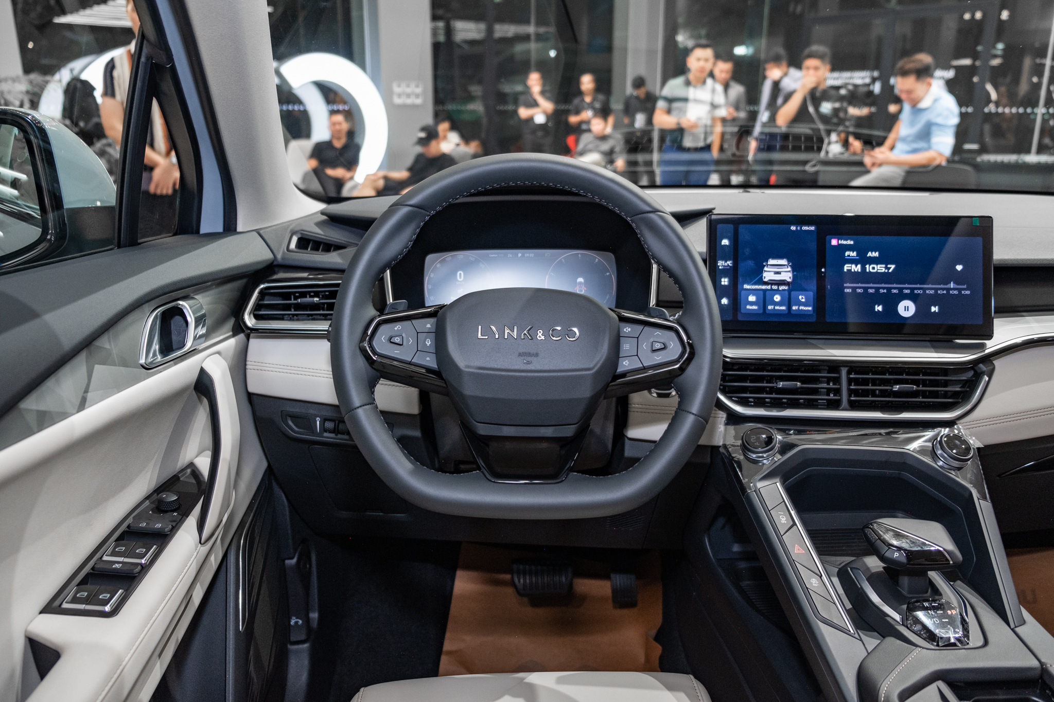 Lynk &amp; Co 06 ra mắt Việt Nam: Giá 729 triệu đồng, động cơ 1.5L tăng áp, hệ thống treo sau đa điểm- Ảnh 8.