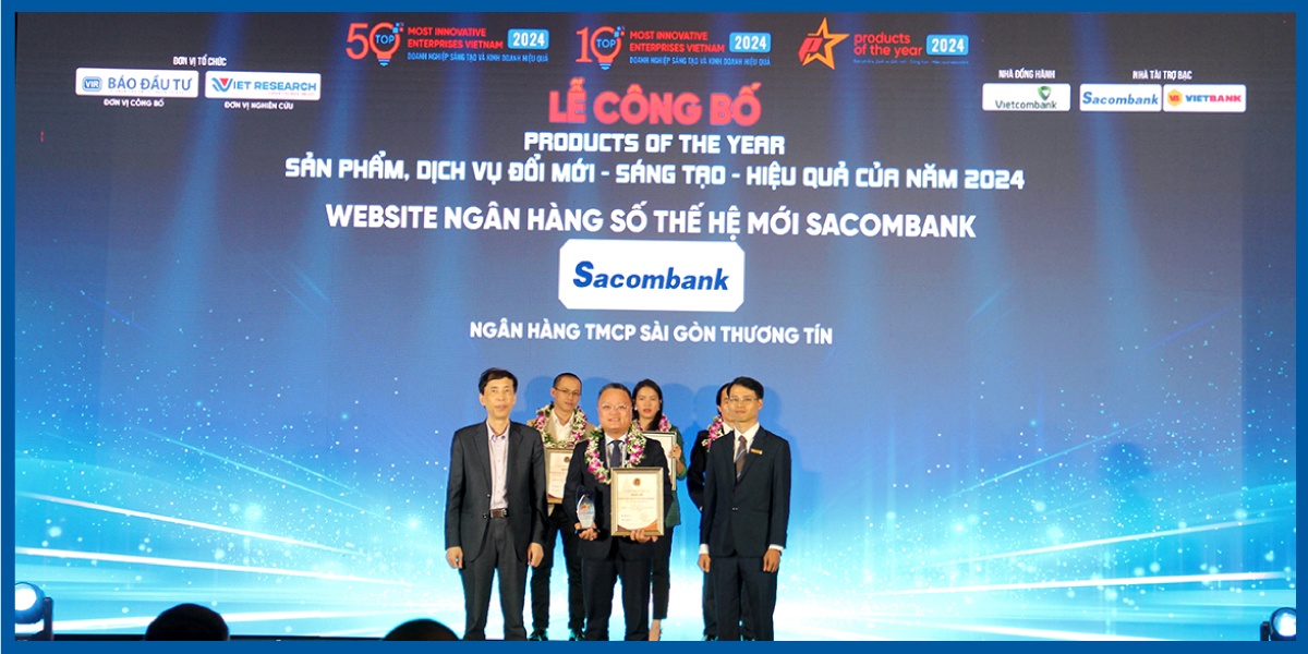 Đại diện Sacombank, ông Trần Anh Việt – Giám đốc Khu vực TP. Hà Nội, nhận giải thưởng từ Ban tổ chức.
