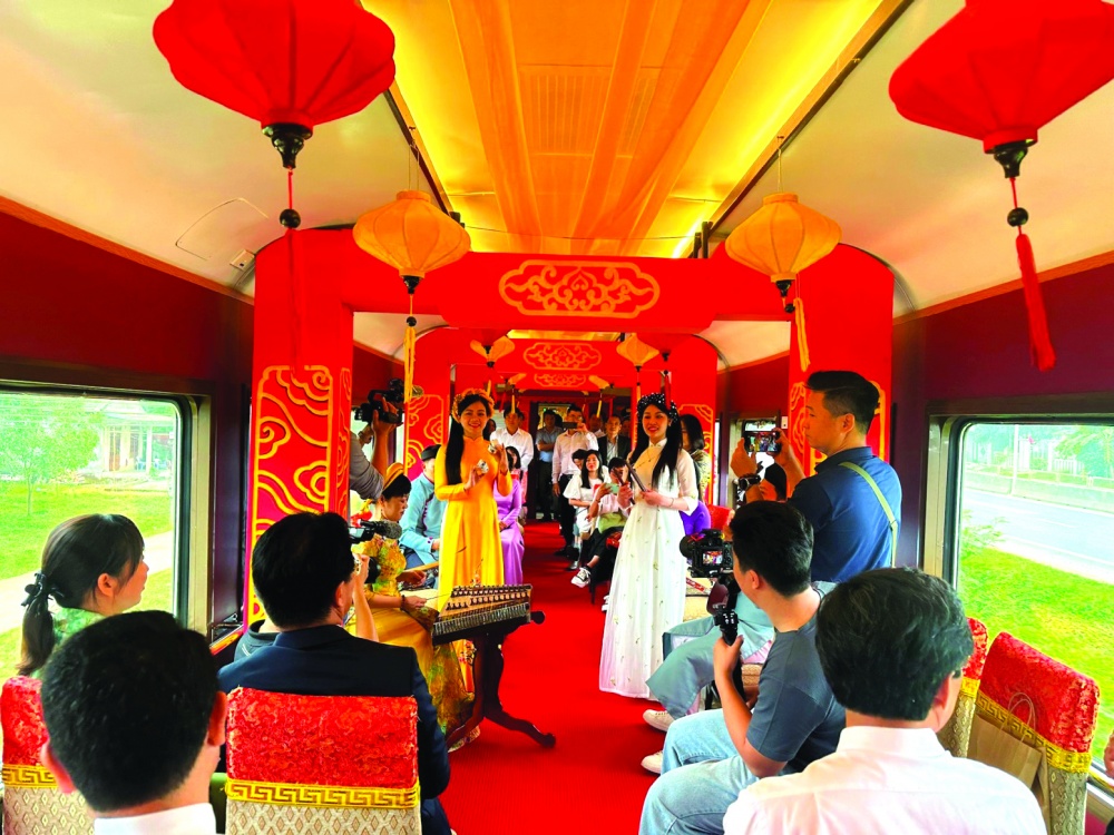 Đoàn tàu “Kết nối di sản miền Trung” đưa vào vận hành đã nhận được sự đánh giá cao của du khách Đoàn tàu “Kết nối di sản miền Trung” đưa vào vận hành đã nhận được sự đánh giá cao của du khách