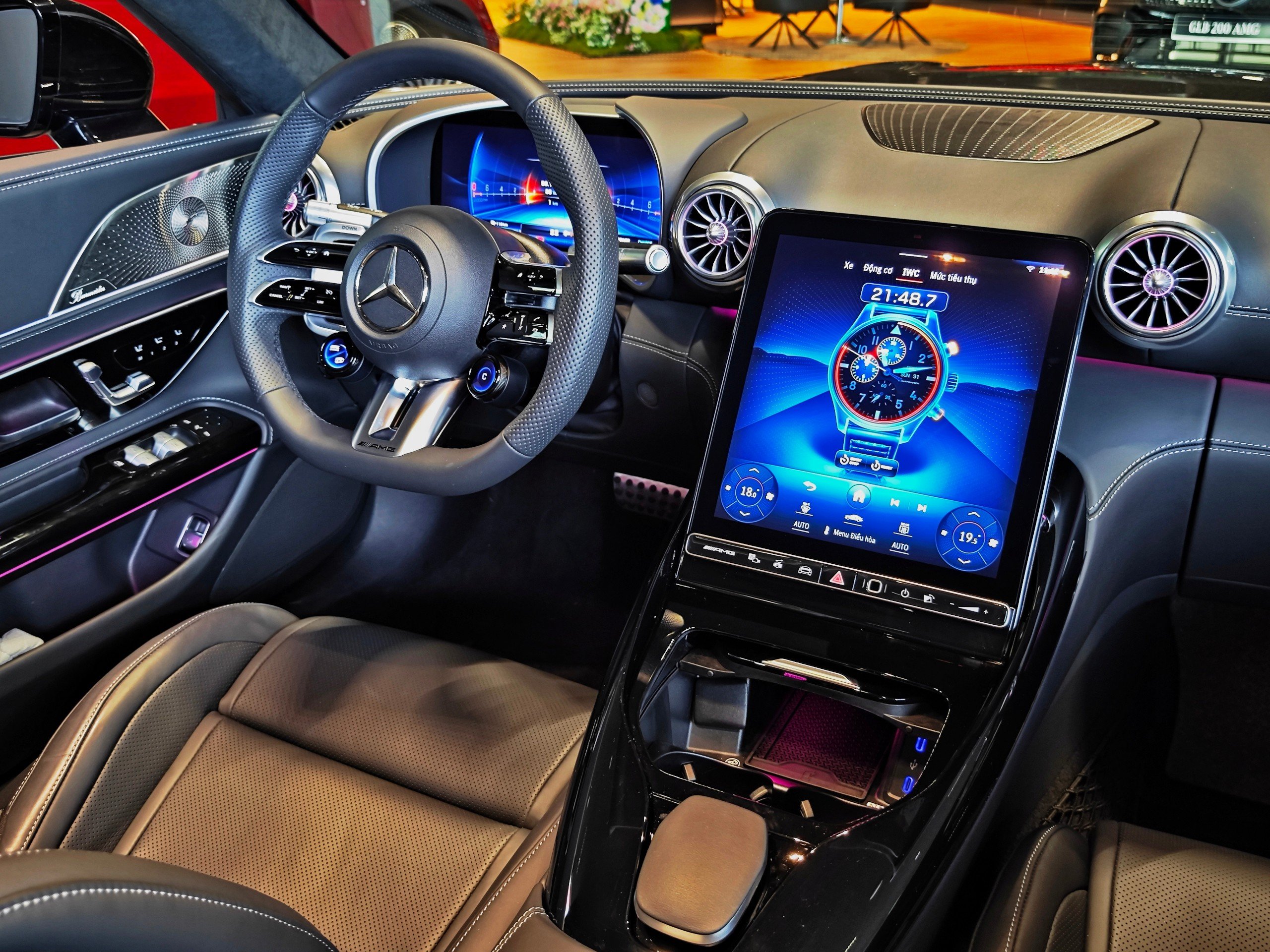 Chi tiết Mercedes-AMG SL 43 giá gần 7 tỷ đồng tại đại lý: Gói ngoại thất thể thao, nhiều công nghệ hiện đại đấu Porsche 911- Ảnh 6. Chi tiết Mercedes-AMG SL 43 giá gần 7 tỷ đồng tại đại lý: Gói ngoại thất thể thao, nhiều công nghệ hiện đại đấu Porsche 911- Ảnh 6.