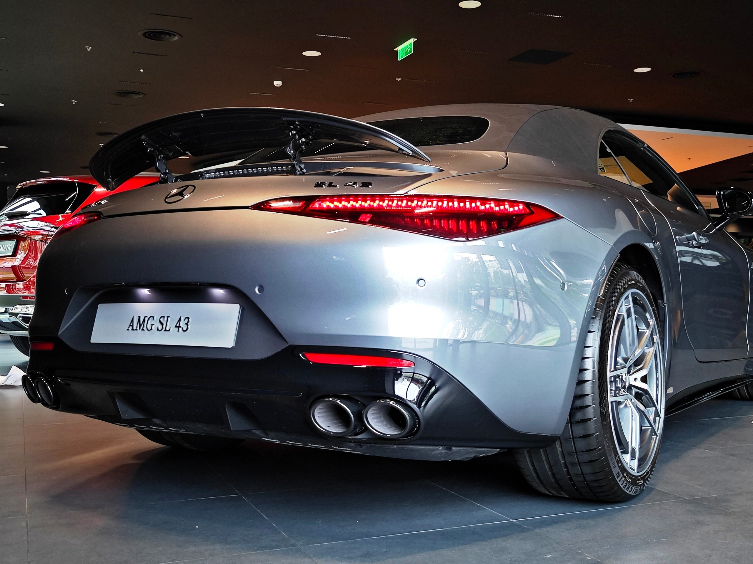 Chi tiết Mercedes-AMG SL 43 giá gần 7 tỷ đồng tại đại lý: Gói ngoại thất thể thao, nhiều công nghệ hiện đại đấu Porsche 911- Ảnh 4. Chi tiết Mercedes-AMG SL 43 giá gần 7 tỷ đồng tại đại lý: Gói ngoại thất thể thao, nhiều công nghệ hiện đại đấu Porsche 911- Ảnh 4.