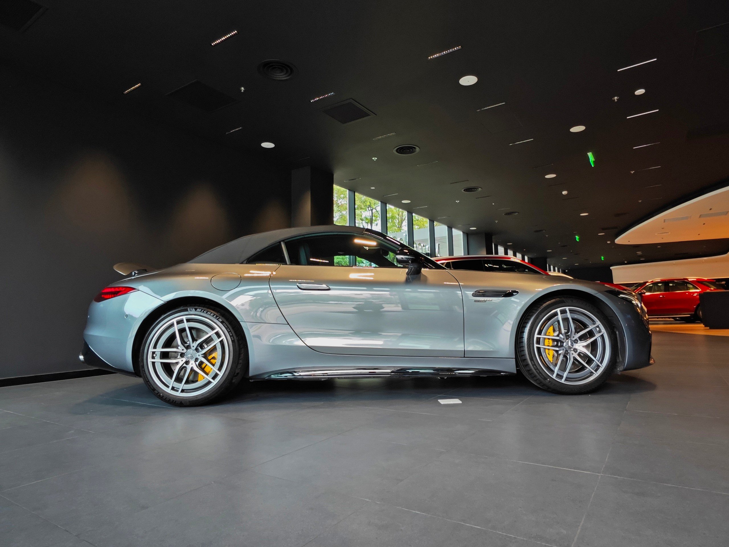 Chi tiết Mercedes-AMG SL 43 giá gần 7 tỷ đồng tại đại lý: Gói ngoại thất thể thao, nhiều công nghệ hiện đại đấu Porsche 911- Ảnh 3. Chi tiết Mercedes-AMG SL 43 giá gần 7 tỷ đồng tại đại lý: Gói ngoại thất thể thao, nhiều công nghệ hiện đại đấu Porsche 911- Ảnh 3.