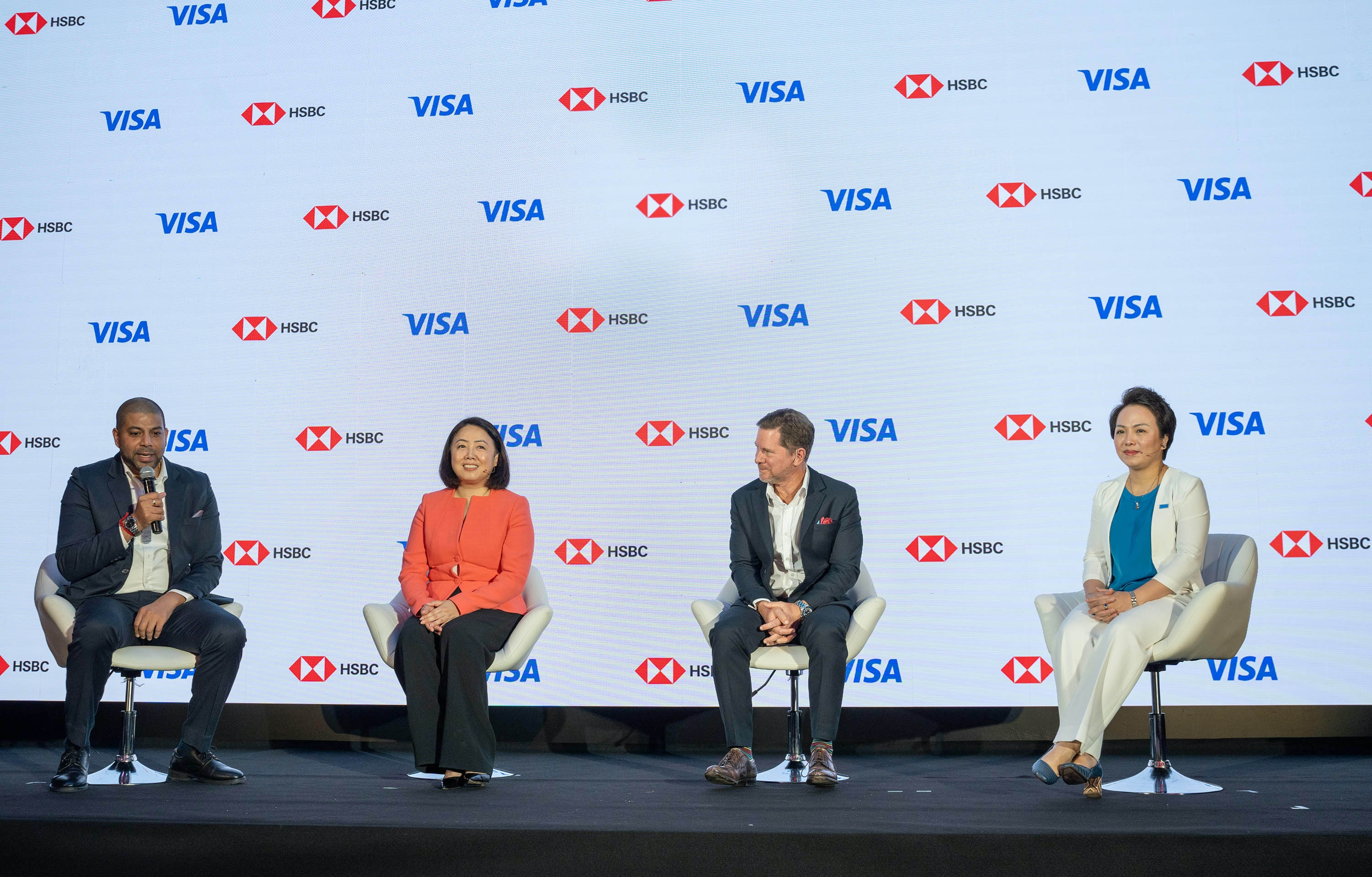 HSBC phát hành thẻ mở rộng cho vay tiêu dùng