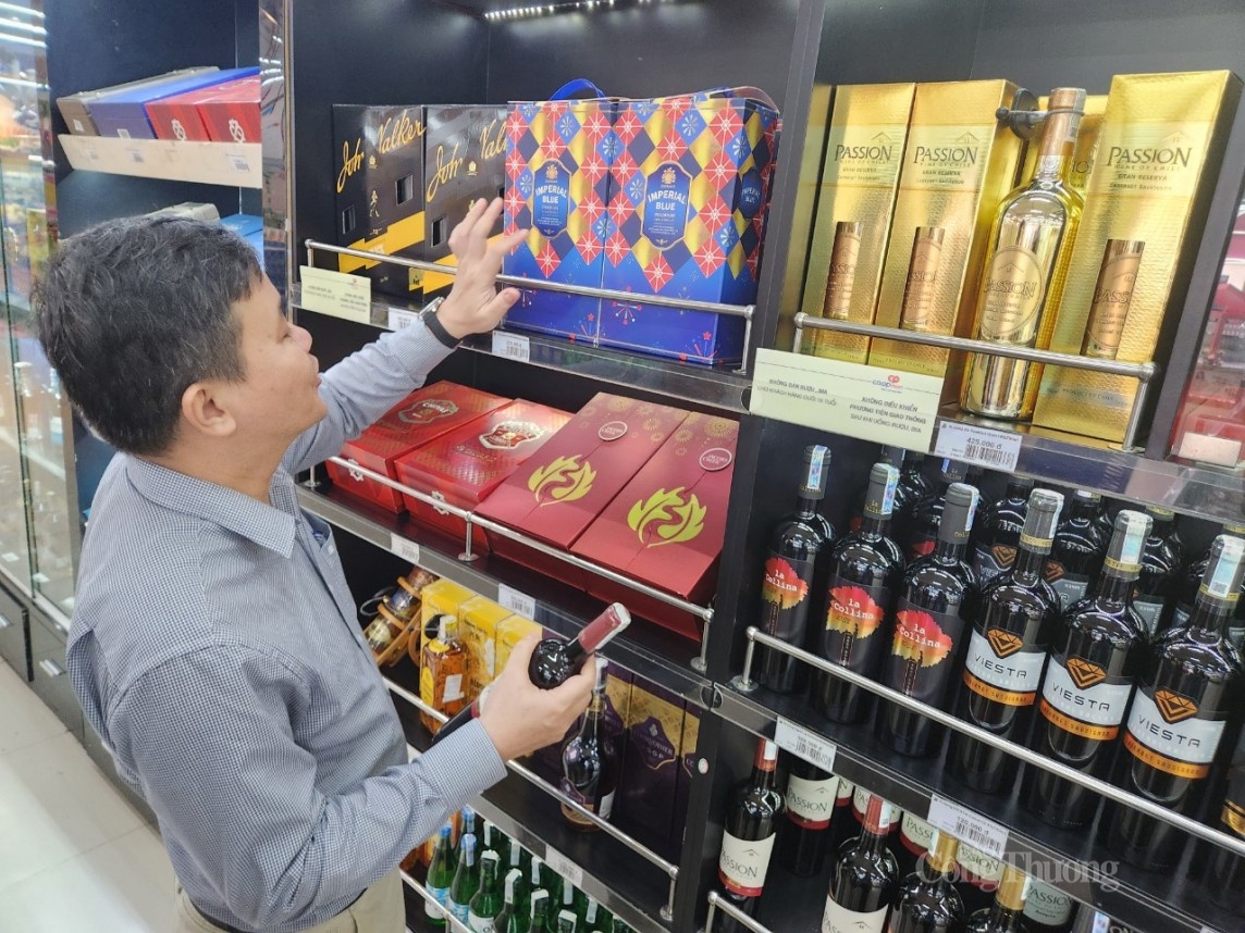 VBA muốn lùi lộ trình tăng thuế tiêu thụ đặc biệt. VBA muốn lùi lộ trình tăng thuế tiêu thụ đặc biệt.