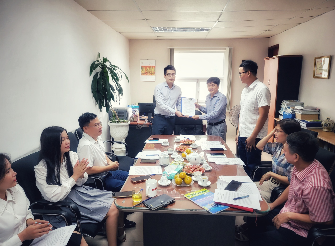 Phó Viện trưởng Nguyễn Trung Thắng trao Quyết định và tặng hoa cho tân Phó Tổng biên tập Nguyễn Gia Thọ