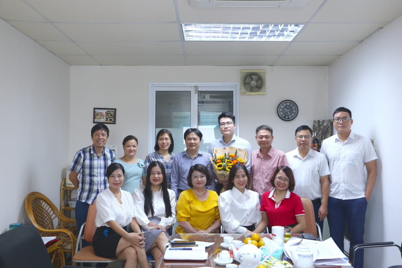 Tập thể cán bộ, phóng viên, biên tập viên Tạp chí Môi trường chúc mừng Phó Tổng biên tập Nguyễn Gia Thọ