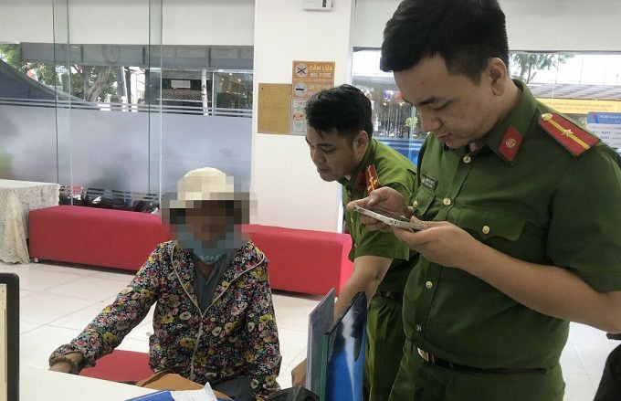 công an phường Nam Dương đã phối hợp ngân hàng động viên bà N không thực hiện giao dịch. công an phường Nam Dương đã phối hợp ngân hàng động viên bà N không thực hiện giao dịch.