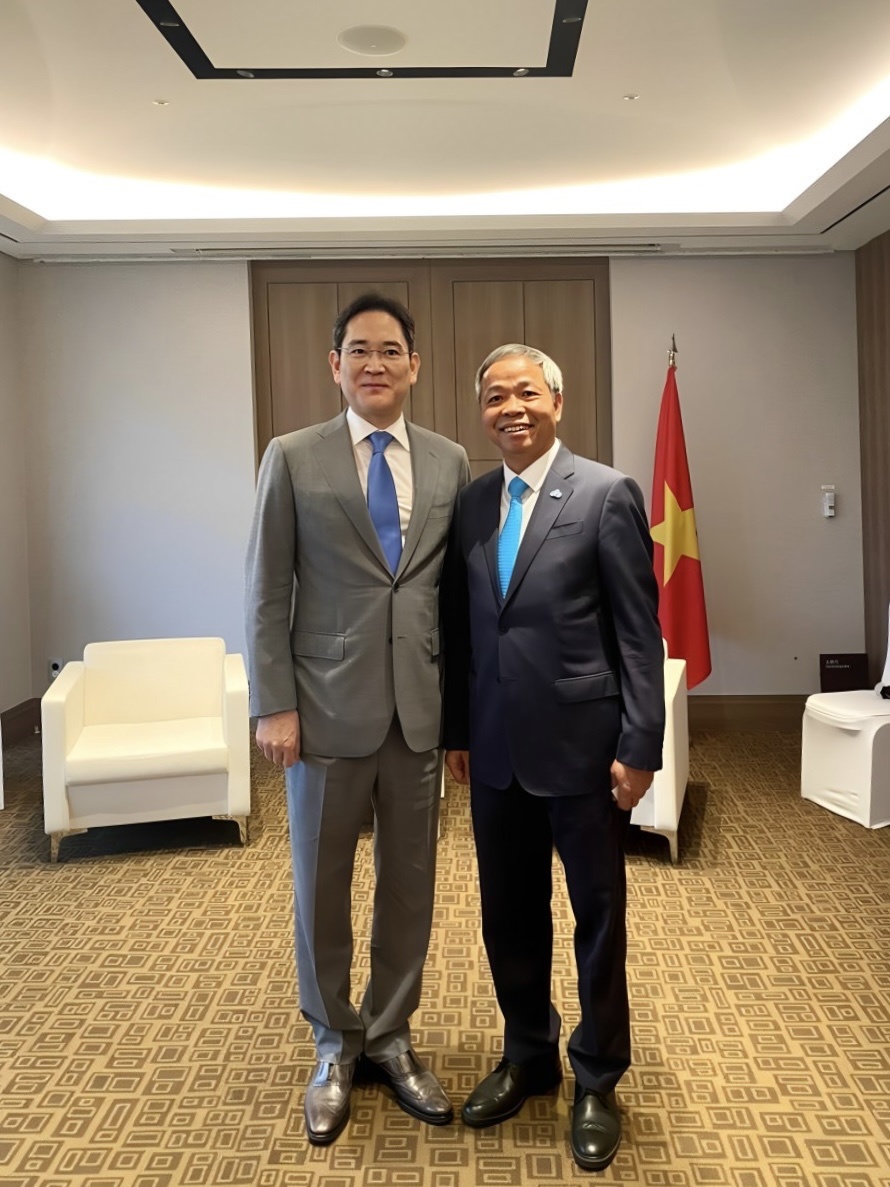 Chủ tịch tập đoàn Samsung ghi nhận các kiến nghị đề xuất của Chủ tịch CMC về hợp tác đẩy mạnh phát triển thiết kế chip AI. Chủ tịch tập đoàn Samsung ghi nhận các kiến nghị đề xuất của Chủ tịch CMC về hợp tác đẩy mạnh phát triển thiết kế chip AI.