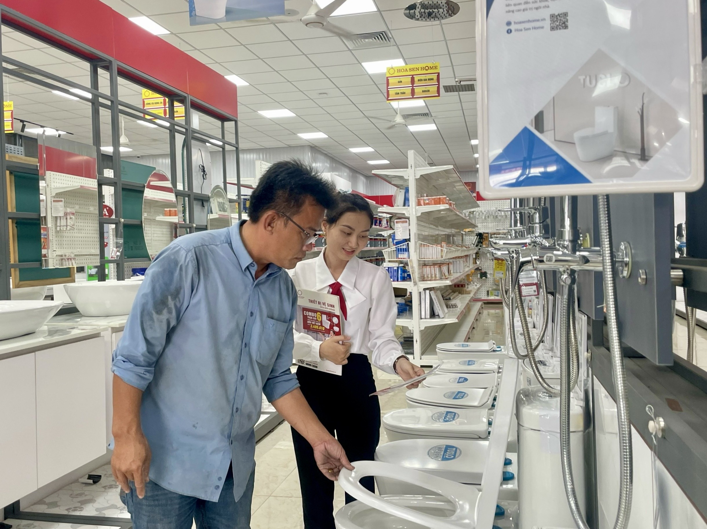 Khách hàng tham quan sản phẩm tại Hệ thống Siêu thị VLXD & Nội thất Hoa Sen Home Tân An 2, Long An. Khách hàng tham quan sản phẩm tại Hệ thống Siêu thị VLXD & Nội thất Hoa Sen Home Tân An 2, Long An.