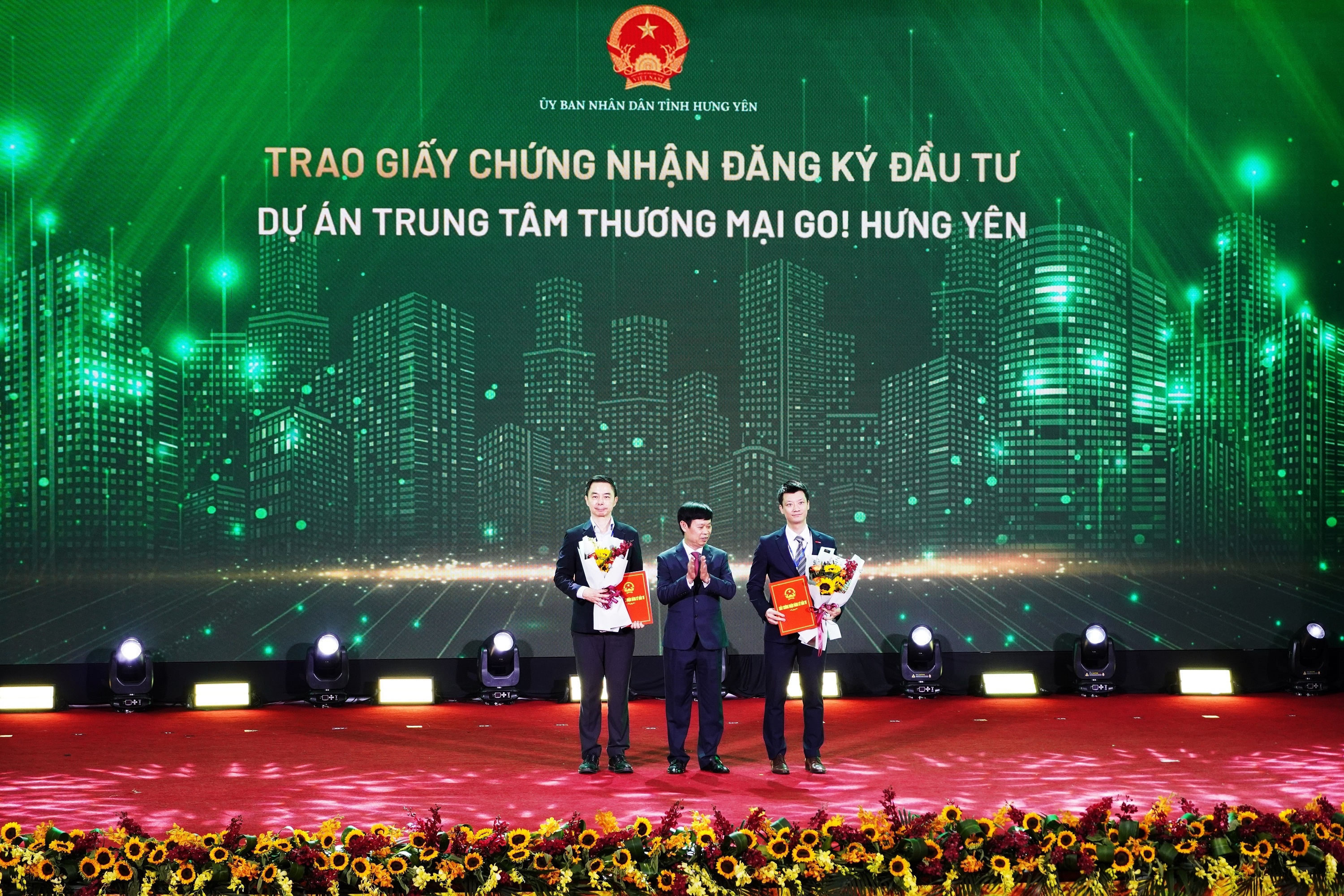 Đại diện tập đoàn Central Retail (phải) nhận Giấy chứng nhận đăng ký đầu tư dự án trung tâm thương mại GO! Hưng Yên Đại diện tập đoàn Central Retail (phải) nhận Giấy chứng nhận đăng ký đầu tư dự án trung tâm thương mại GO! Hưng Yên