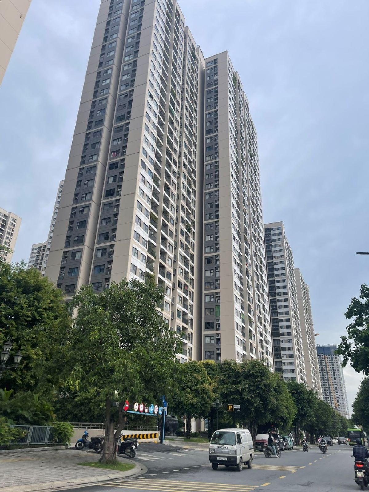 Nhu cầu về nhà ở không ngừng tăng cũng góp phần thúc đẩy giá bán sơ cấp tiếp tục tăng cao hơn.