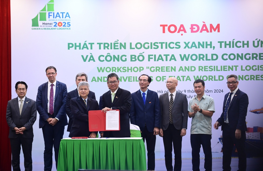 Ông Nguyễn Duy Minh, Tổng thư ký Hiệp hội Doanh nghiệp dịch vụ Logistics Việt Nam; Ông Trần Mạnh Hà, Phó Tổng thư ký Hiệp hội Chủ tàu Việt Nam ký kết biên bản ghi nhớ hợp tác.
