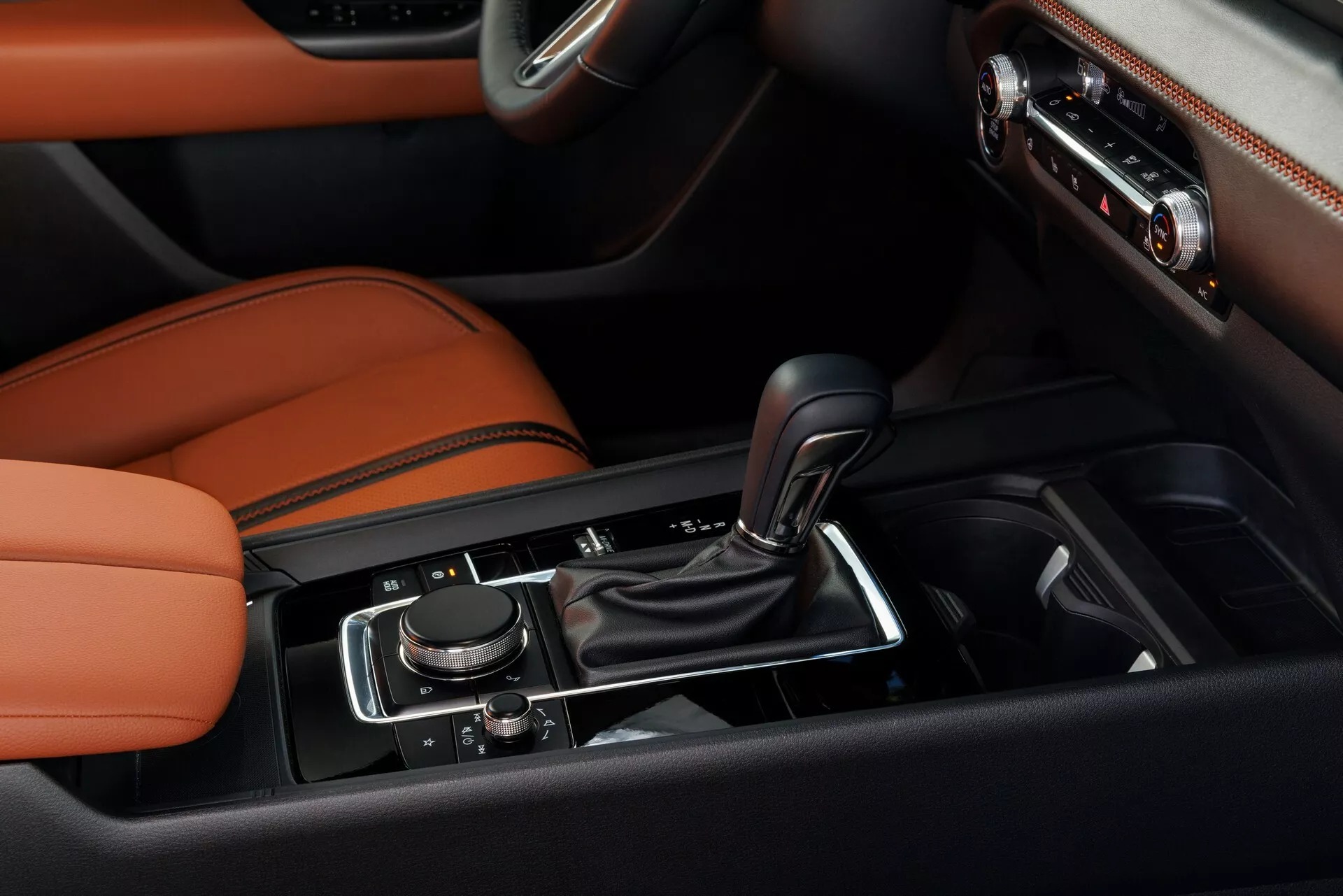 Mazda CX-50 2025 ra mắt: Thêm bản hybrid, máy mượn Toyota nhưng sửa lại hết, CX-5, CX-3 tại Việt Nam có cơ hội điện hóa- Ảnh 7. Mazda CX-50 2025 ra mắt: Thêm bản hybrid, máy mượn Toyota nhưng sửa lại hết, CX-5, CX-3 tại Việt Nam có cơ hội điện hóa- Ảnh 7.