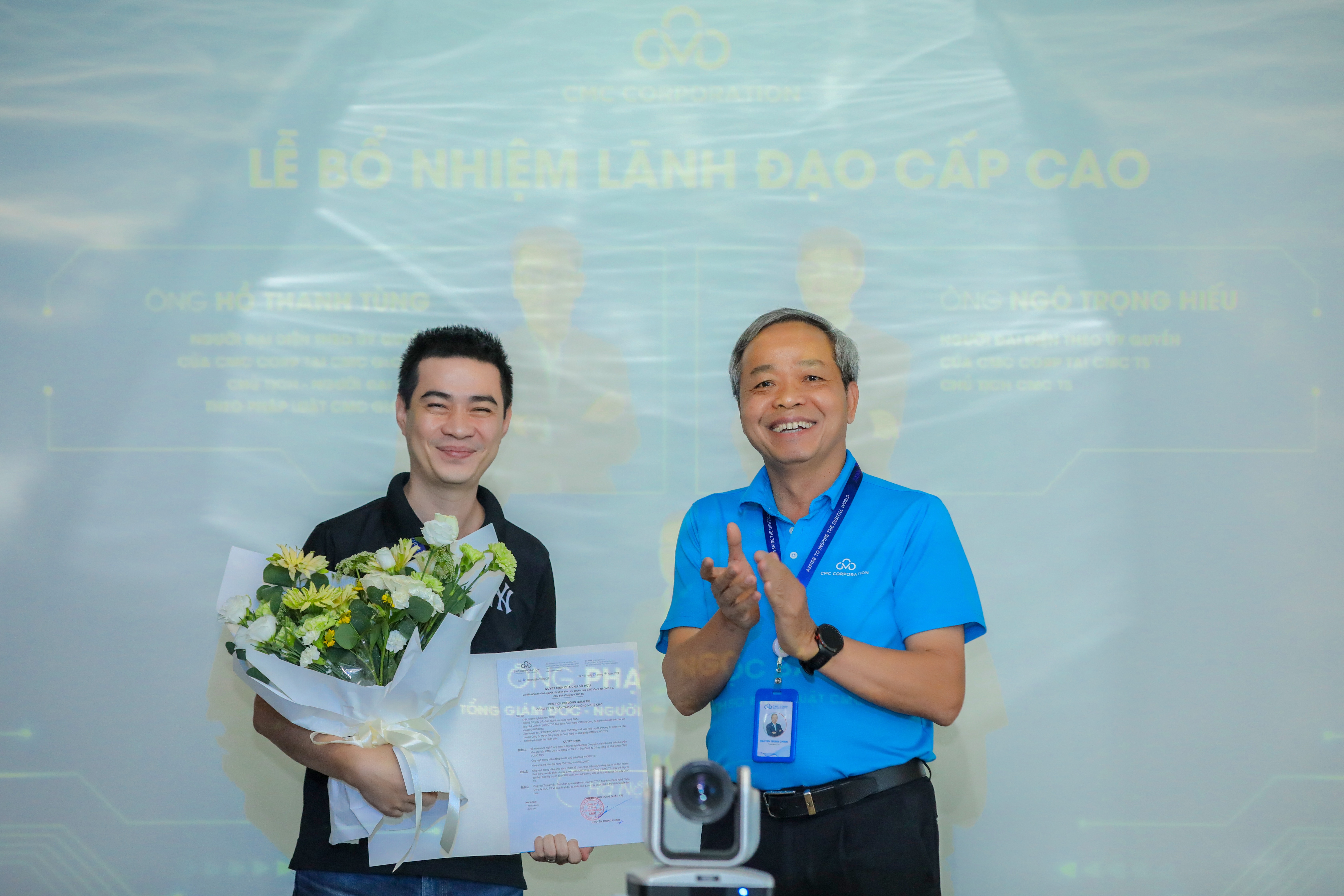 Chủ tịch CMC Nguyễn Trung Chính trao quyết định bổ nhiệm cho ông Ngô Trọng Hiếu Chủ tịch CMC Nguyễn Trung Chính trao quyết định bổ nhiệm cho ông Ngô Trọng Hiếu