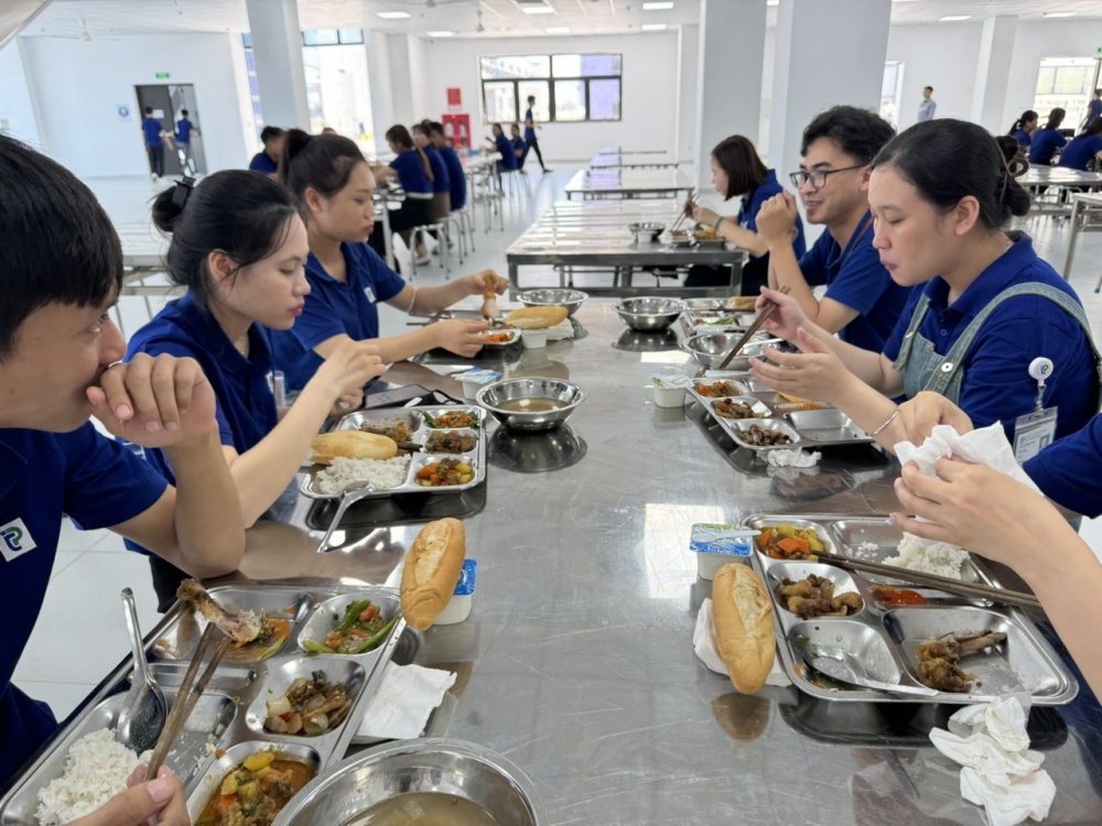 Bữa ăn trưa của công nhân trong nhà máy Bữa ăn trưa của công nhân trong nhà máy