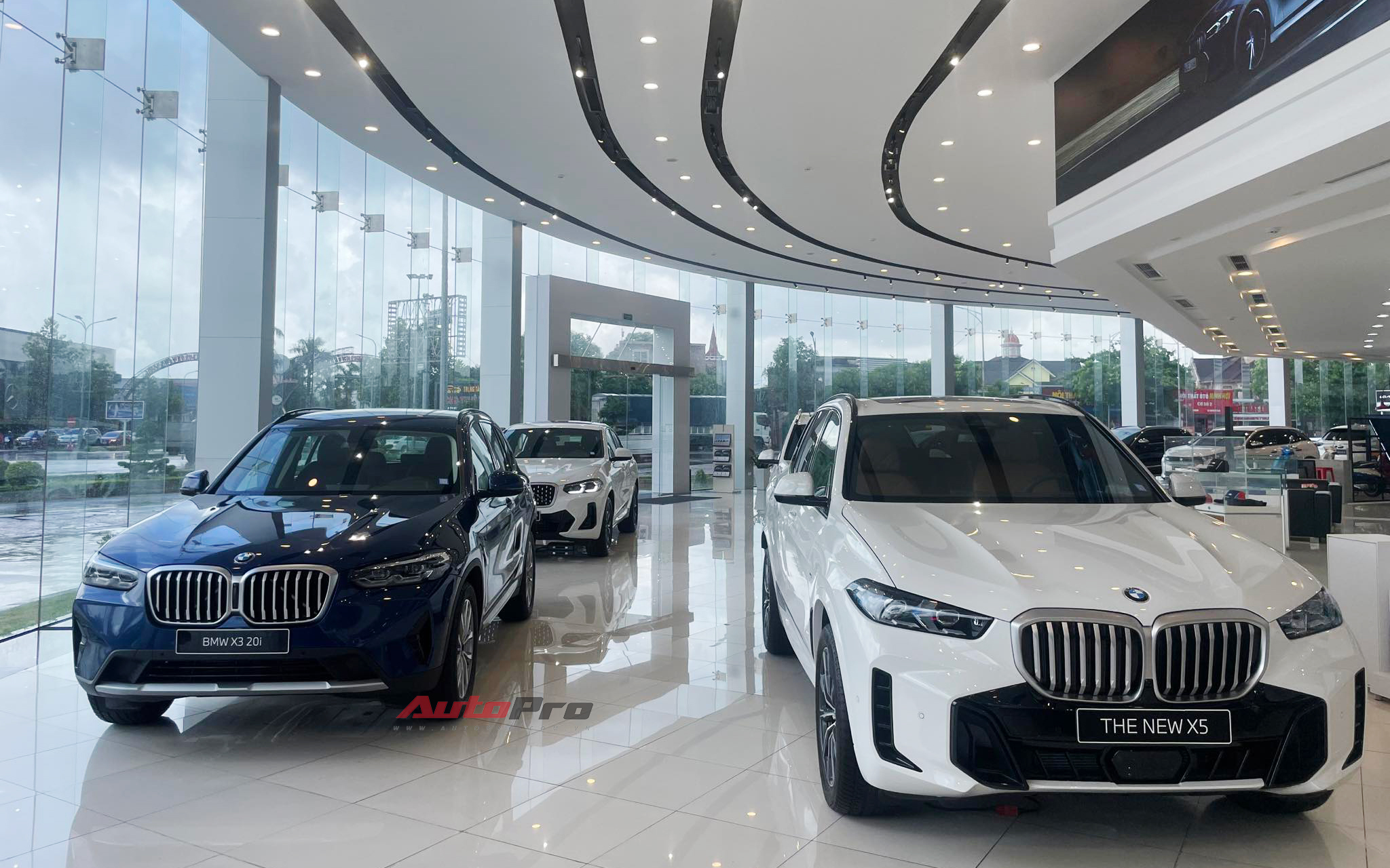 Loạt xe BMW giảm giá tại đại lý: X3 giảm nhiều nhất 180 triệu, X5, 5-Series cũng giảm nhiều để đẩy hàng tồn kho- Ảnh 2. Loạt xe BMW giảm giá tại đại lý: X3 giảm nhiều nhất 180 triệu, X5, 5-Series cũng giảm nhiều để đẩy hàng tồn kho- Ảnh 2.