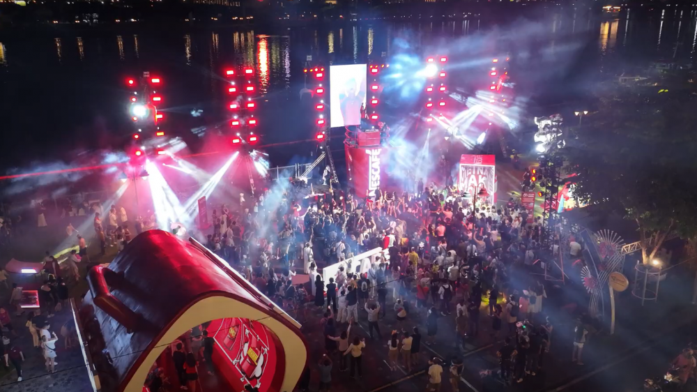 3. Hàng nghìn người dân và du khách thưởng thức trải nghiệm đa giác quan NESCAFÉ tại Bến Bạch Đằng.