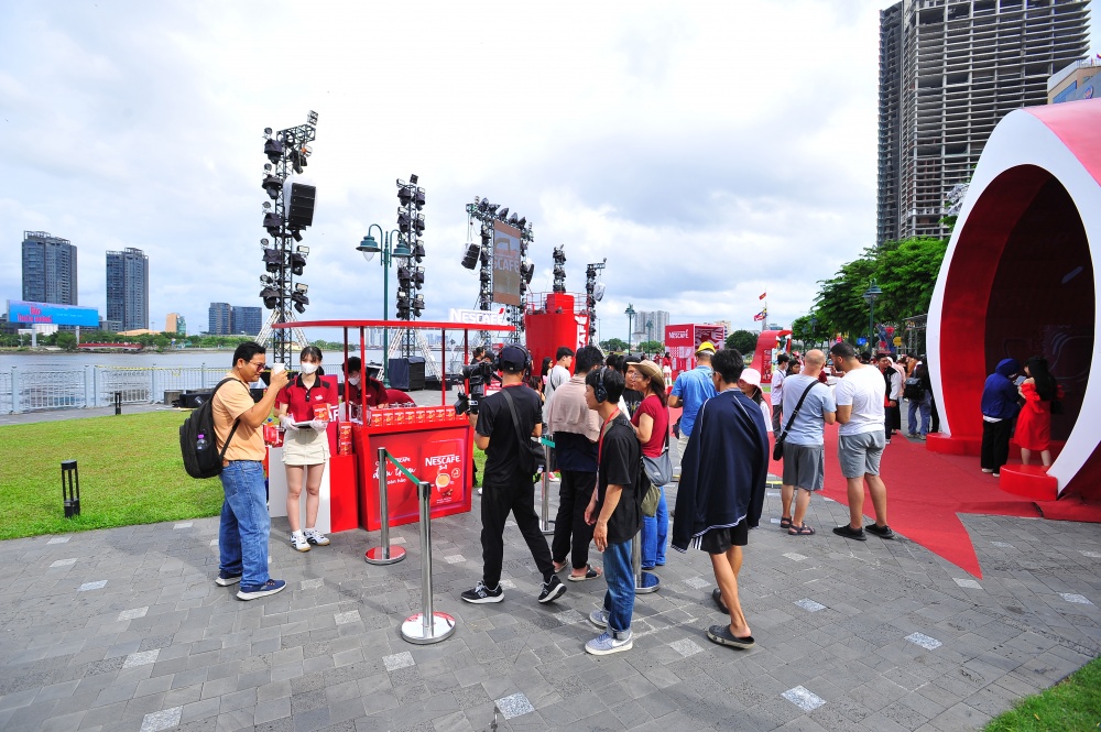 5. Người tiêu dùng còn được thưởng thức vị cà phê NESCAFÉ đậm thơm hoàn hảo và có cơ hội nhận nhiều quà tặng hấp dẫn từ nhãn hàng tại các điểm tổ chức sự kiện.