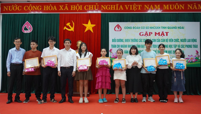 Tuyên dương con, em cán bộ, người lao động đạt thành tích trong học tập