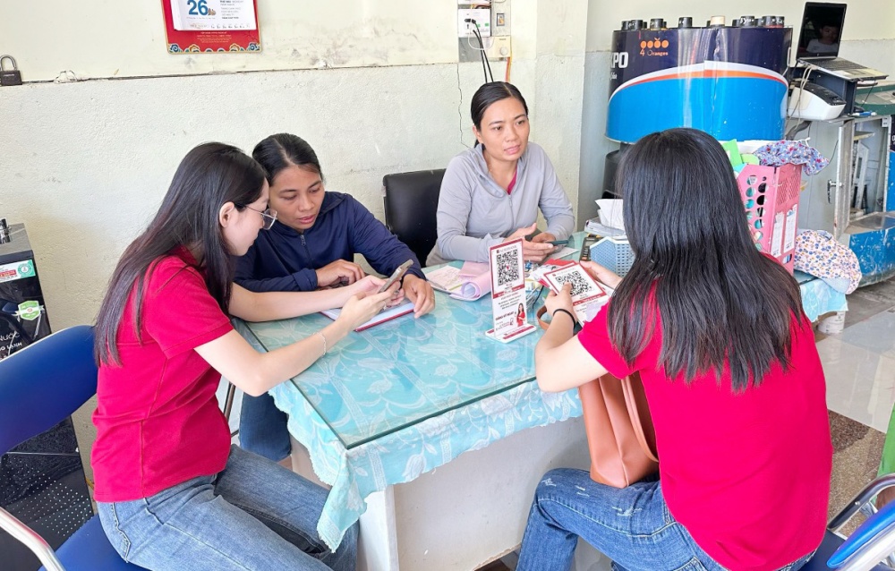 thậm chí đến tận nhà khách hàng để hỗ trợ các bước trong việc xác thực sinh trắc học... 