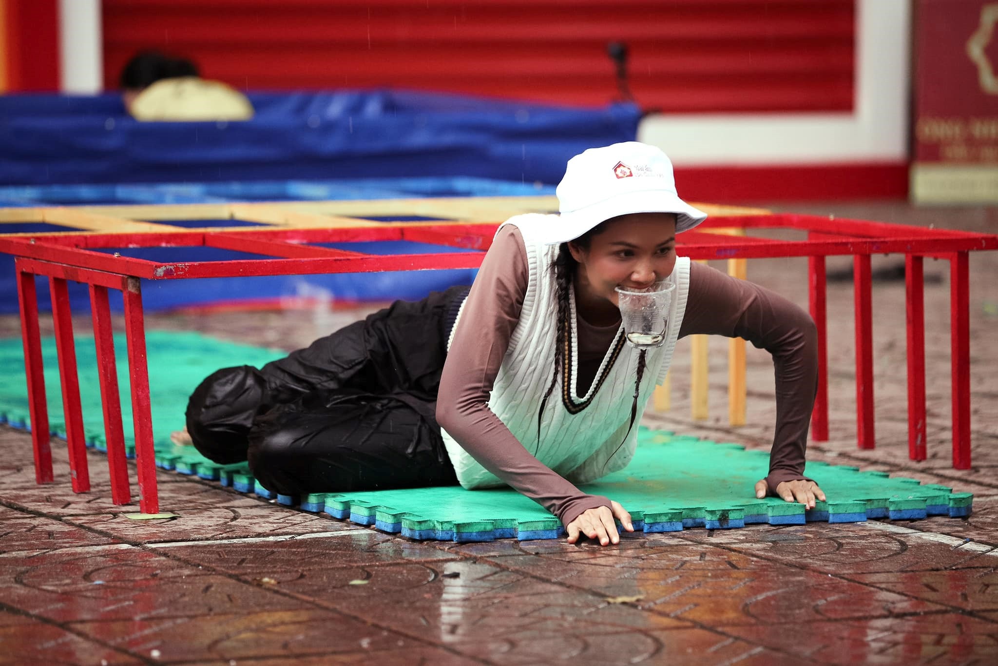 Hoa hậu H’Hen Niê bất chấp ướt quần áo vẫn hết mình hỗ trợ em nhỏ mồ côi thực hiện thử thách tập 92 của chương trình.