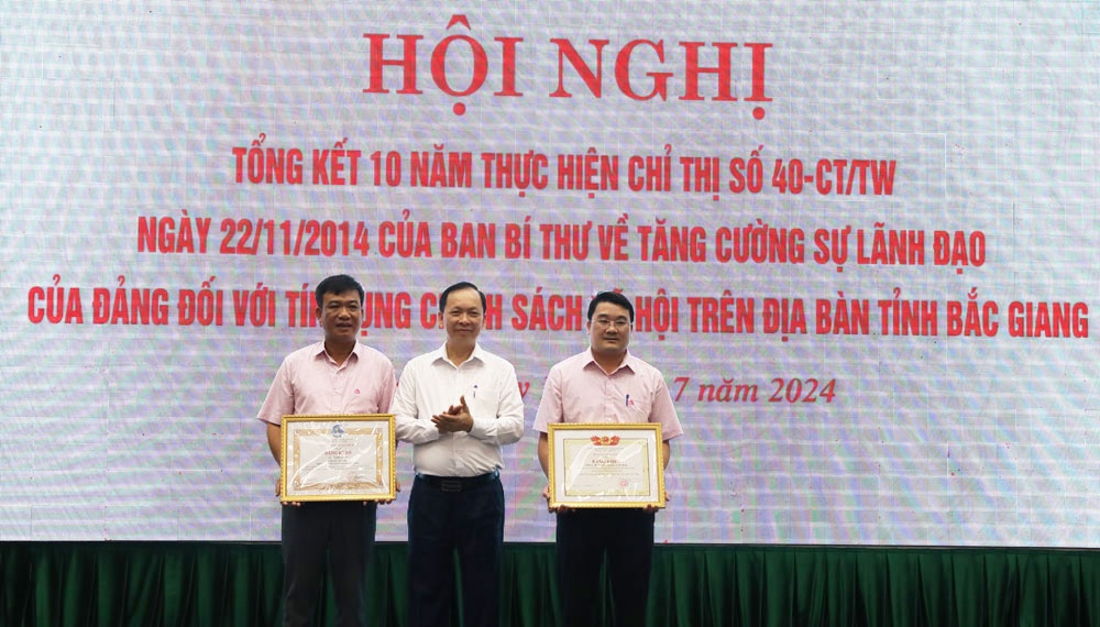 Đào Minh Tú trao Bằng khen của Chủ tịch Hội LHPN Việt Nam cho ông Hà Quốc Quân, Giám đốc Chi nhánh Ngân hàng CSXH tỉnh; trao Bằng khen của Bộ trưởng Bộ Xây dựng cho tập thể Phòng Kế hoạch - Nghiệp vụ tín dụng (Chi nhánh Ngân hàng CSXH tỉnh).