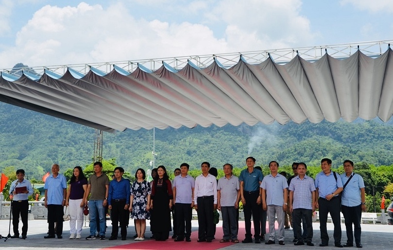 Đoàn công tác Đảng ủy cơ quan NHTW dâng hương tại Nghĩa trang Vị Xuyên