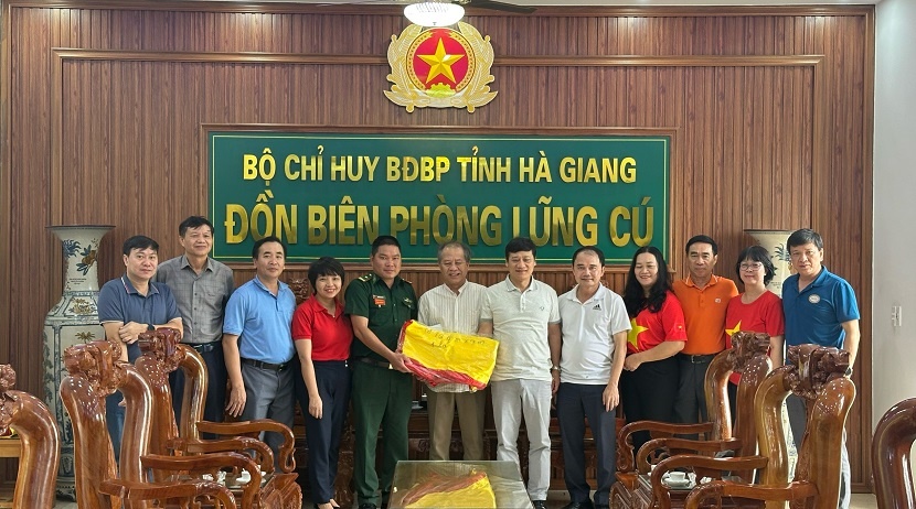 Đoàn công tác Đảng ủy cơ quan NHTW dâng hương tại Nghĩa trang Vị Xuyên