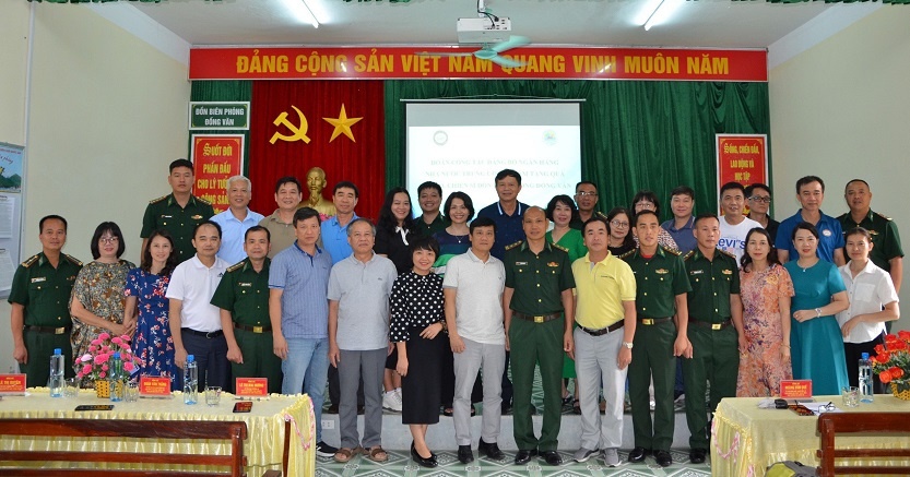 Đoàn công tác Đảng ủy cơ quan NHTW dâng hương tại Nghĩa trang Vị Xuyên