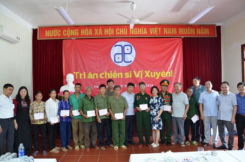 Đoàn công tác Đảng ủy cơ quan NHTW dâng hương tại Nghĩa trang Vị Xuyên