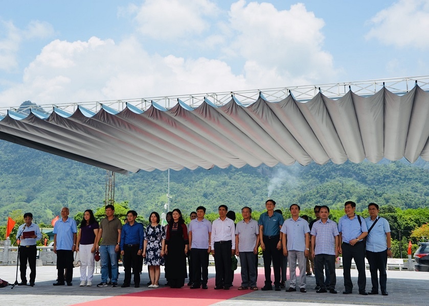 Đoàn công tác Đảng ủy cơ quan NHTW dâng hương tại Nghĩa trang Vị Xuyên