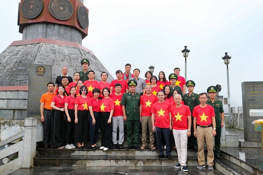 Đoàn công tác Đảng ủy cơ quan NHTW dâng hương tại Nghĩa trang Vị Xuyên