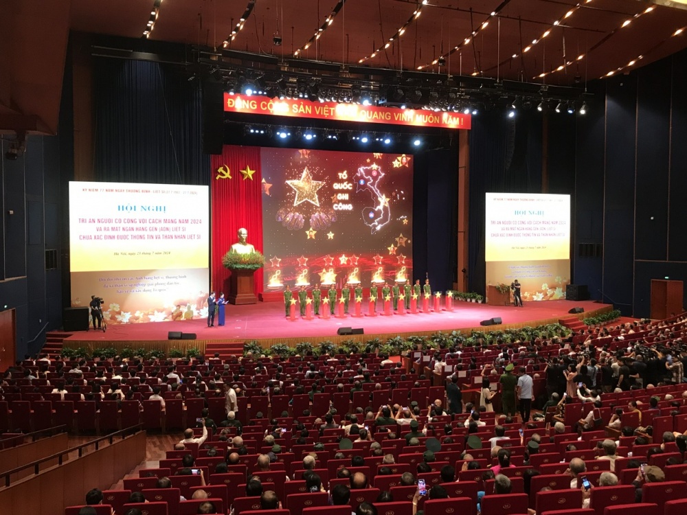 Tưởng nhớ sự hy sinh, công lao to lớn của các anh hùng liệt sĩ đã ngã xuống vì Tổ quốc Tưởng nhớ sự hy sinh, công lao to lớn của các anh hùng liệt sĩ đã ngã xuống vì Tổ quốc