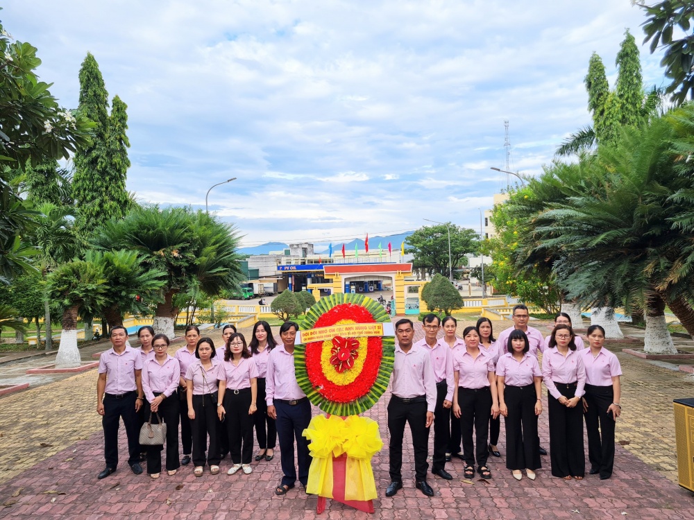 Đoàn cán bộ Lãnh đạo và đoàn viên Công đoàn NHCSXH tỉnh Quảng Ngãi dâng hương viếng các anh hùng liệt sĩ tại Nghĩa trang thành phố Quảng Ngãi. Đoàn cán bộ Lãnh đạo và đoàn viên Công đoàn NHCSXH tỉnh Quảng Ngãi dâng hương viếng các anh hùng liệt sĩ tại Nghĩa trang thành phố Quảng Ngãi.